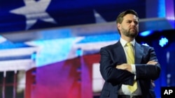 El candidato republicano a la vicepresidencia de EEUU, el senador J. D. Vance, senador republicano por Ohio, observa el escenario antes de la Convención Nacional Republicana el martes 16 de julio de 2024 en Milwaukee. (Foto AP/Paul Sancya)