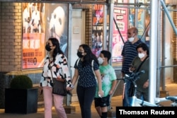 Las personas usan máscaras para prevenir la propagación de la enfermedad por coronavirus (COVID-19) en Nueva York.
