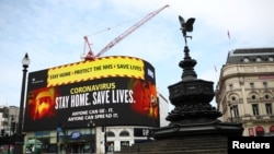 Une campagne de santé publique du gouvernement britannique affichée à Piccadilly Circus, à Londres, dans le cadre de la lutte contre la propagation du coronavirus (COVID-19) en Grande-Bretagne, le 8 avril 2020. REUTERS / Hannah McKay