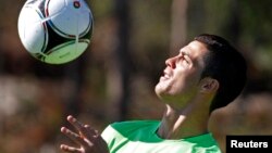 Cristiano Ronaldo contrôle la balle de la poitrine au cours d’une séance d’entrainement à Obidos, Portugal, 29 mai 2012.