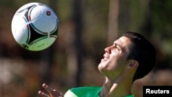 Cristiano Ronaldo contrôle la balle de la poitrine au cours d’une séance d’entrainement à Obidos, Portugal, 29 mai 2012.