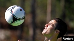 Cristiano Ronaldo contrôle la balle de la poitrine au cours d’une séance d’entrainement à Obidos, Portugal, 29 mai 2012.