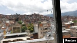 Un orificio de bala en una ventana de la iglesia de San Miguel Arcángel de Caravas después de choques armados entre una banda criminal y la policía el 12 de julio de 2021.