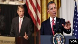 Ketua DPR AS John Boehner (kiri) telah memperingatkan Presiden Obama agar menghentikan serangan di Libya.