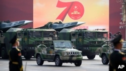 Militer China memamerkan rudal balistik dalam parade di Beijing, 1 Oktober 2019 (foto: ilustrasi).