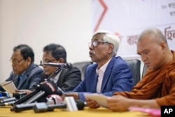 Para pemimpin Dewan Persatuan Hindu Buddha Kristen Bangladesh, kelompok pembela hak-hak minoritas terbesar di negara itu, dalam konferensi pers di Dhaka, Bangladesh, Kamis, 30 Januari 2025. (Mahmud Hossain Opu/AP)