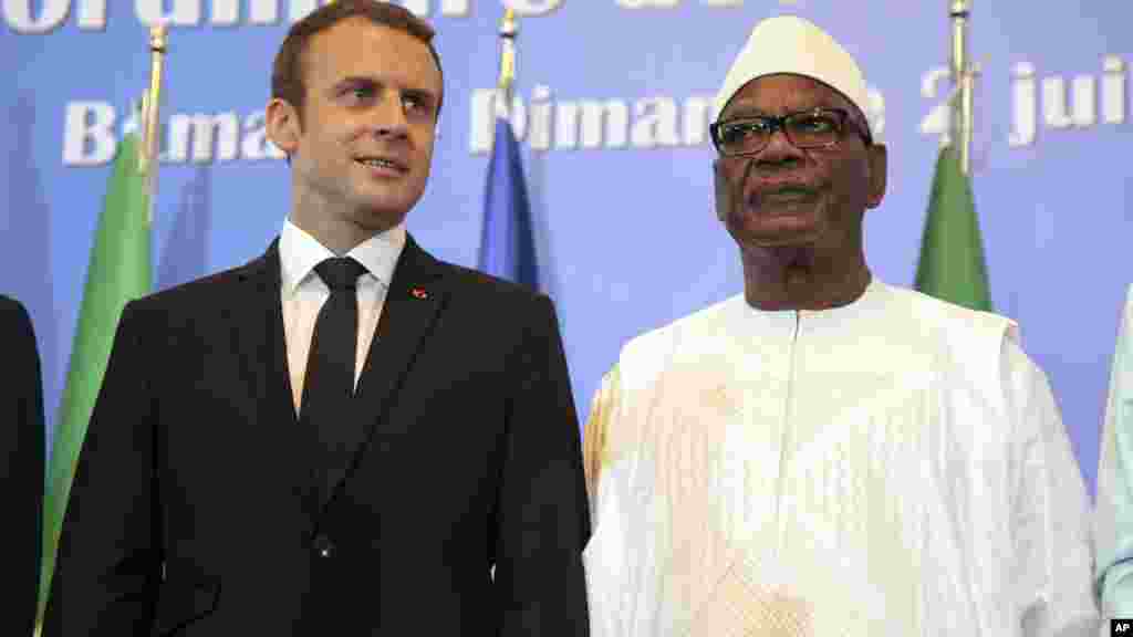 Le président français Emmanuel Macron avec son homologue malien lbrahim Boubacar Keïta à Bamako au Mali, le 2 juillet 2017. 