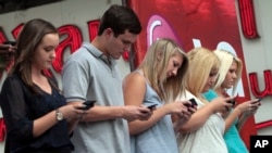 FILE - Contestants compete during the 2012 LG U.S. National Texting Championship, Aug. 8, 2012 in New York. Too much texting can lead to strain and injury, otherwise known as tech neck. (AP Photo/Mary Altaffer)