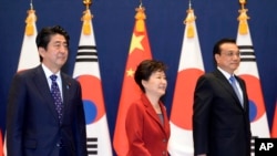 Presiden Korea Selatan Park Geun-hye, tengah, berjalan bersama Perdana Menteri Jepang Shinzo Abe dan Perdana Menteri China Li Keqiang, kanan, mengadakan KTT trilateral di kediaman presiden di Seoul, Korea Selatan, Minggu, 1 November 2015. (Foto: Jeon Jin-hwan/Newsis via AP)