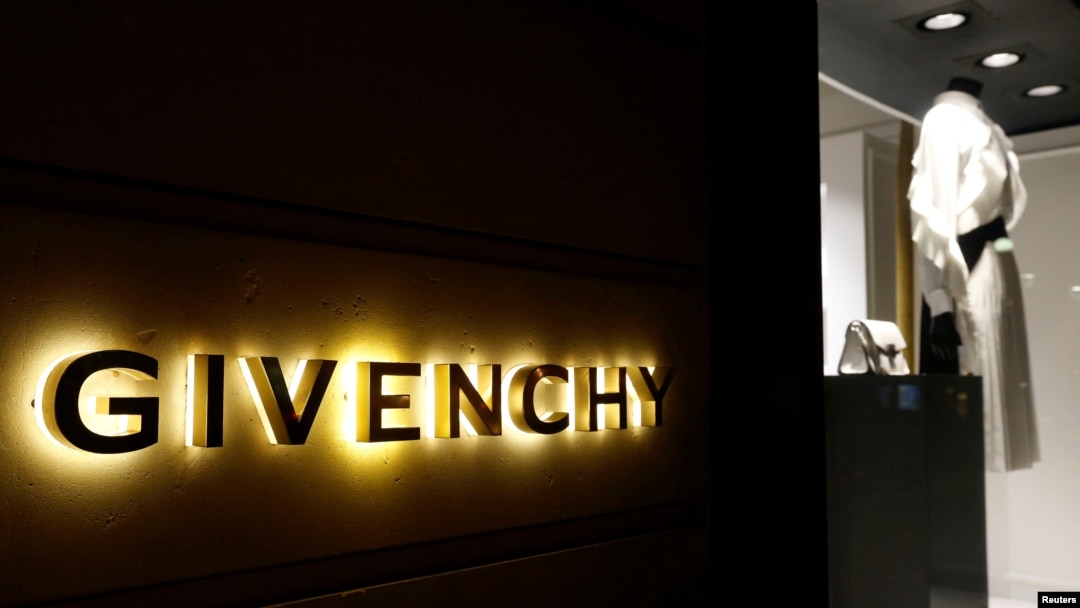 Toko rumah mode Givenchy di Paris, Perancis, 5 Agustus 2018. (Foto: Reuters)