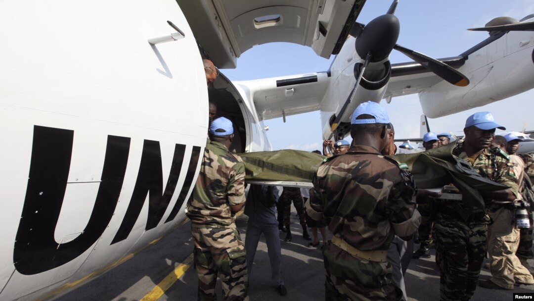 Jenazah para penjaga perdamaian PBB yang terbunuh di utara Pantai Gading dekat perbatasan Liberia tiba di Bandara Internasional Felix Houphouet-Boigny International Airport, dekat Abidjan (9/6). Liberia menutup perbatasannya dengan Pantai Gading terkait p
