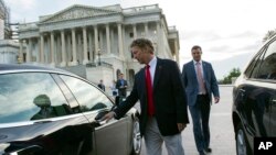 El senador Rand Paul sale del Capitolio el domingo por la tarde, luego de su discurso en el Senado donde bloqueó la Ley Patriota.