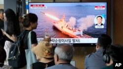 Layar TV menampilkan gambar peluncuran rudal Korea Utara saat acara berita di Stasiun Kereta Api Seoul di Seoul, Korea Selatan, Senin, 21 Agustus 2023. (Foto: AP)