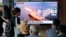 Layar TV menampilkan gambar peluncuran rudal Korea Utara saat acara berita di Stasiun Kereta Api Seoul di Seoul, Korea Selatan, Senin, 21 Agustus 2023. (Foto: AP)
