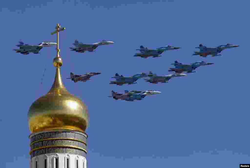 Jet-jet militer Rusia terbang di atas sebuah gereja Kristen Ortodoks selama latihan untuk parade Hari Kemenangan di Moskow. Rusia menandai kemenangan atas Nazi Jerman dalam Perang Dunia II setiap tahun pada tanggal 9 Mei.