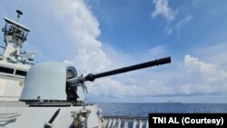 TNI Angkatan Laut Indonesia dan China melakukan latihan bersama, termasuk di antaranya latihan SAR dan manuver taktis. (Foto: Courtesy/TNI AL)