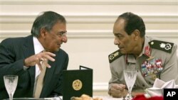 Secretario de defesa americano Leon Panetta e Mohamed Hussein Tantawi líder da junta militar no poder no Egipto durante um almoço