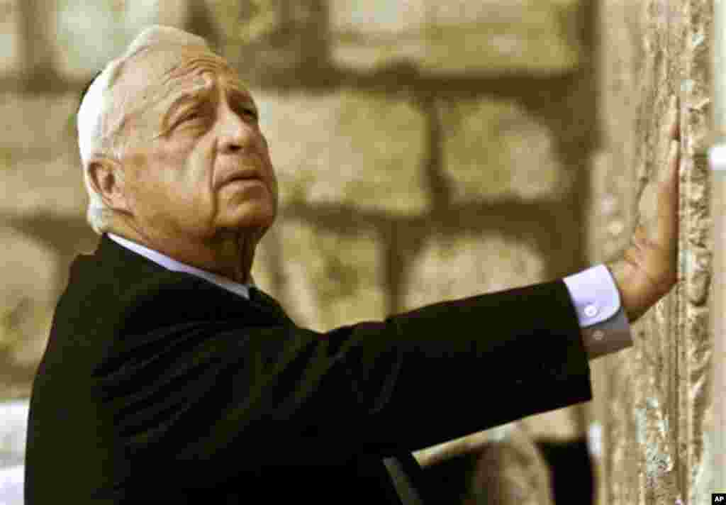 Mantan perdana menteri Ariel Sharon, menyentuh dinding barat tempat suci umat Yudaisme di Yerusalem, 2001. (Foto: Dok)