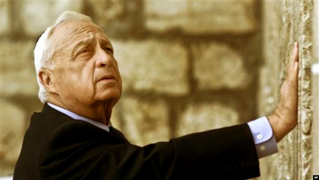 Ariel Sharon, mantan perdana menteri Israel, dalam kunjungan ke tempat suci Yudaisme di Yerusalem pada 2001. (Foto: Dok)