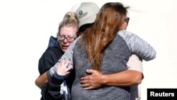 Para pelayat di pusat penerimaan keluarga korban penembakan massal di Thousan Oaks, California, 8 November 2018.