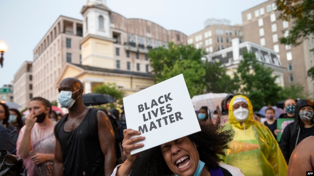 Para pengunjuk rasa berteriak "Black Lives Matter" di depan Lafayette Park di sebelah Gedung Putih, Washington, DC pada 5 Juni 2020. (Foto: AFP)
