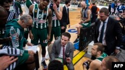 Para pemain klub bola basket Panathinaikos dengan pelatih asal AS, Rick Pitino (tengah) di OAKA Stadium, Atena, 1 Februari 2019.