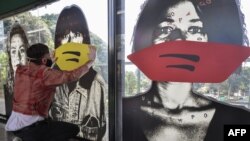 El artista brasileño, Alex Flemming, pone máscaras a sus obras -que datan de 1998- en una estación de metro en Sumare, Sao Paulo, para concientizar sobre el contagio de coronavirus.