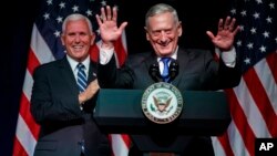 Menhan AS Jim Mattis (kanan) bersama Wapres Mike Pence saat mengumumkan rencana pembentukan US Space Force atau Pasukan Antariksa AS di Pentagon bulan lalu (foto: dok). 