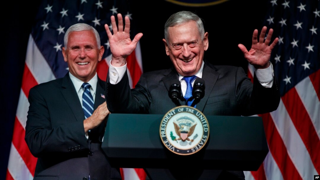 Wakil Presiden AS Mike Pence (kiri) dan Menteri Pertahanan Jim Mattis di Pentagon (foto: dok).
