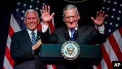 Wakil Presiden AS Mike Pence (kiri) dan Menteri Pertahanan Jim Mattis di Pentagon (foto: dok).