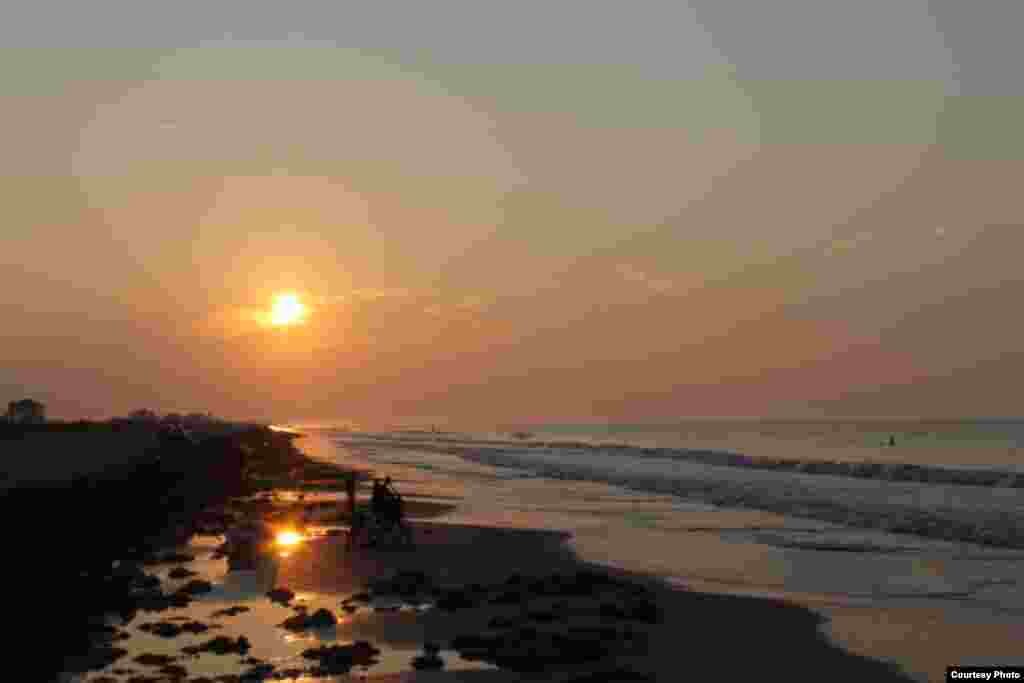 Fishing at dawn on Crystal beach, Galveston, Texas, USA (Photo taken by Liem Ly/USA/VOA reader)