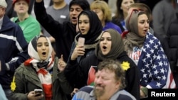 Warga muda Muslim AS melakukan protes acara kampanye Donald Trump di Wichita, Kansas (5/3) lalu. Kandidat Capres Partai Republik Donald Trump menyerukan Muslim dilarang masuk ke Amerika.