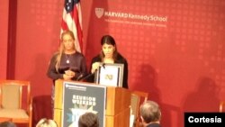 La hermana de Leopoldo López, Adriana López, habla durante la ceremonia de entrega del premio de exalumno sobresaliente en la Universidad de Harvard. La acompaña la esposa de López, Lilian Tintori.