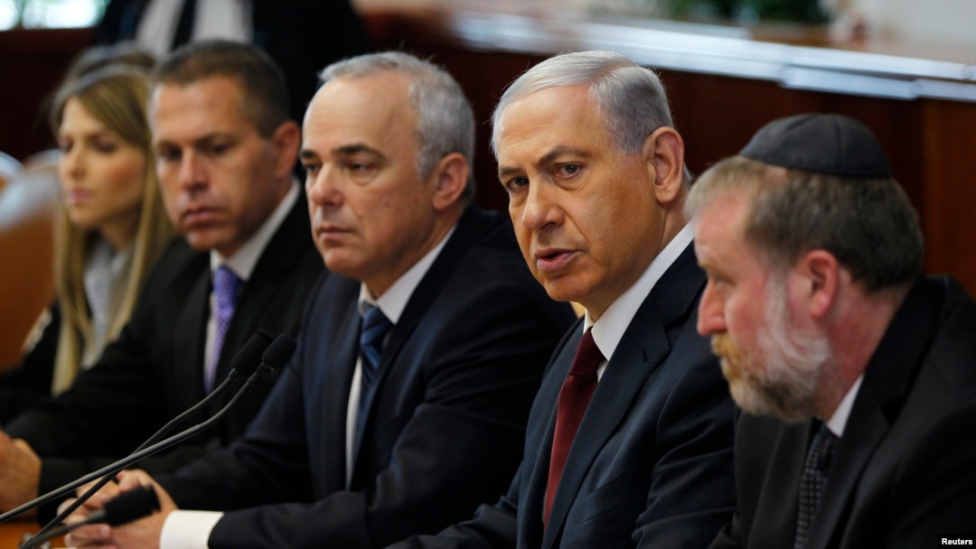PM Israel Benjamin Netanyahu (kedua dari kanan) saat memimpin rapat kabinet mingguan di Yerusalem, Minggu (2/11).