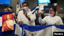 Activistas esperan la llegada de algunos de los más de 200 presos políticos de Nicaragua al Aeropuerto Internacional Dulles en Virginia, en las afueras de Washington, EE. UU., luego de ser liberados y trasladados a Estados Unidos el 9 de febrero de 2023. REUTERS/Kevin Lamarque