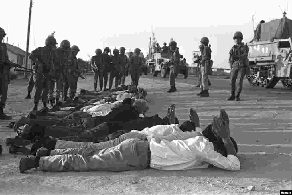 Isroillik zobitlar G&#39;azoda asirlarni qo&#39;riqlamoqda / Israeli soldiers stand guard over prisoners in Rafah in the southern Gaza Strip during the Middle East War, June 5, 1967.