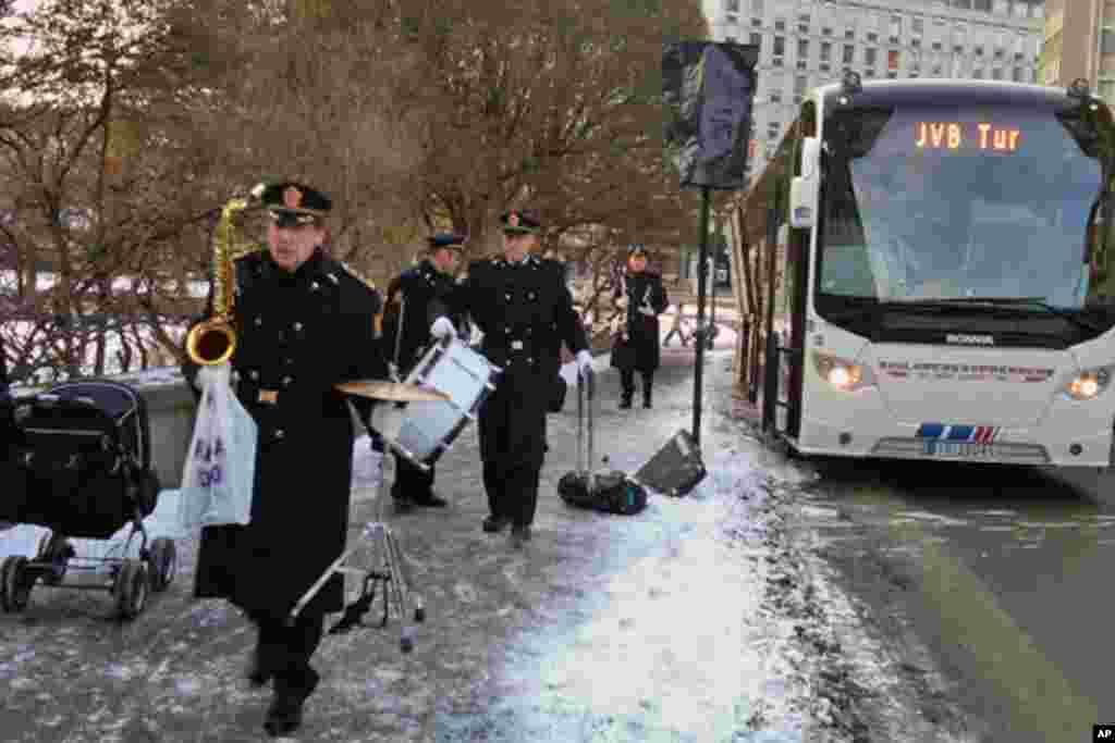 奥斯陆警察乐队下车前往会场,每年都由他们演奏