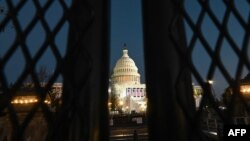 Una valla de seguridad rodea los terrenos del edificio del Capitolio de los Estados Unidos en Washington el 19 de enero de 2021.