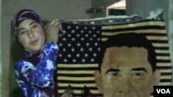 Aiša Razek sa tepihom koji je sama izradila