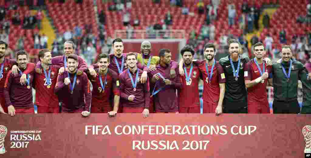 Les joueurs du Portugal célèbrent la victoire 2-1 de leur équipe, à la fin de la Coupe des Confédérations, le 2 juillet 2017.