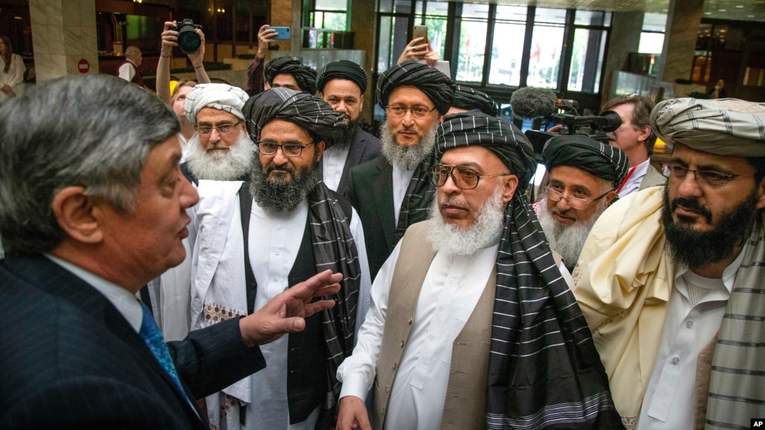Rossiyaning Afg'oniston bo'yicha maxsus vakili Zamir Kabulov Tolibon delegatsiyasi bilan gaplashmoqda, Moskva, 28-may, 2019 