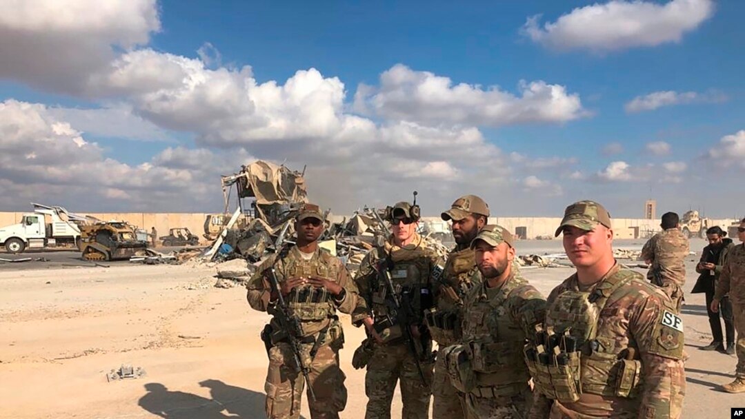 Sejumlah tentara AS berada di lokasi yang dibom di pangkalan udara Ain al-Asad di Anbar, Irak, pada 13 Januari 2020. (Foto: AP/Qassim Abdul-Zahra)