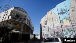 Walled Off Hotel dan sebagian penghalang yang dibuat pihak Israel di Bethlehem di wilayah pendudukan Tepi Barat, 22 Desember 2019. (Foto: Reuters)