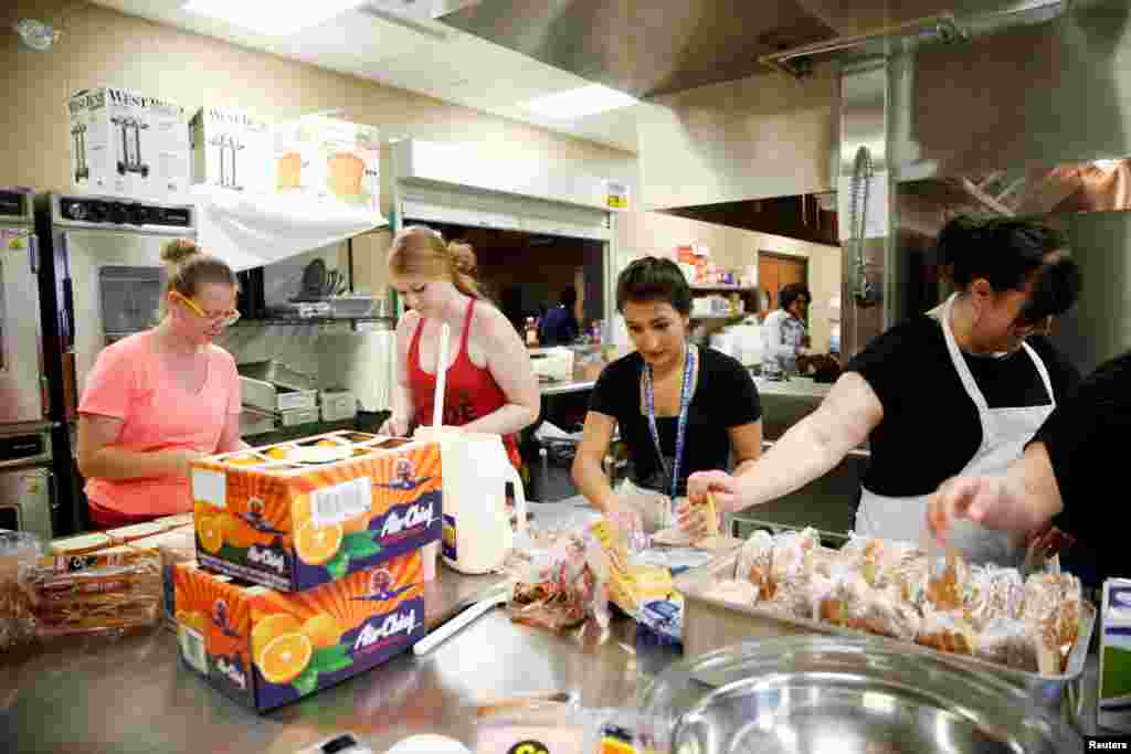 گروه های داوطلب وظیفه تهیه غذا برای آوارگان را بر عهده دارند.