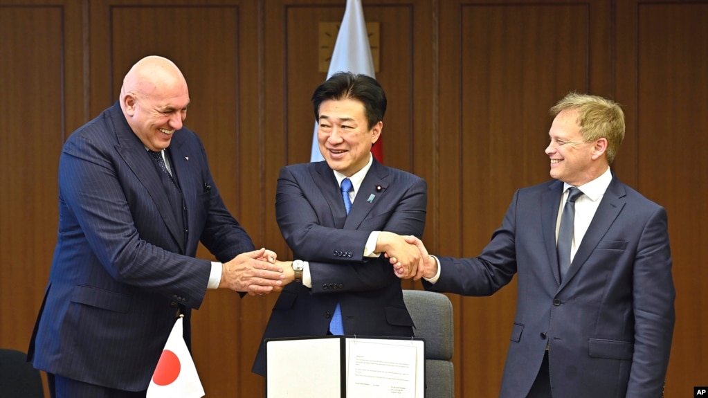 英国、日本和意大利三国防长2023年12月14日在东京签约共同开发先进战斗机。（美联社）(photo:VOA)