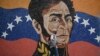 Un hombre con una máscara facial pasa junto a un mural que representa al héroe de la independencia sudamericana Simón Bolívar en Caracas el 17 de abril de 2020.