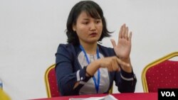Vasinganzwe nekutaura vanoti vari kuda kuturikirwa nemutauro wemaoko mashoko anenge ari pamusoro pechirwere cheCoronavirus. (Mufananidzo, VOA)