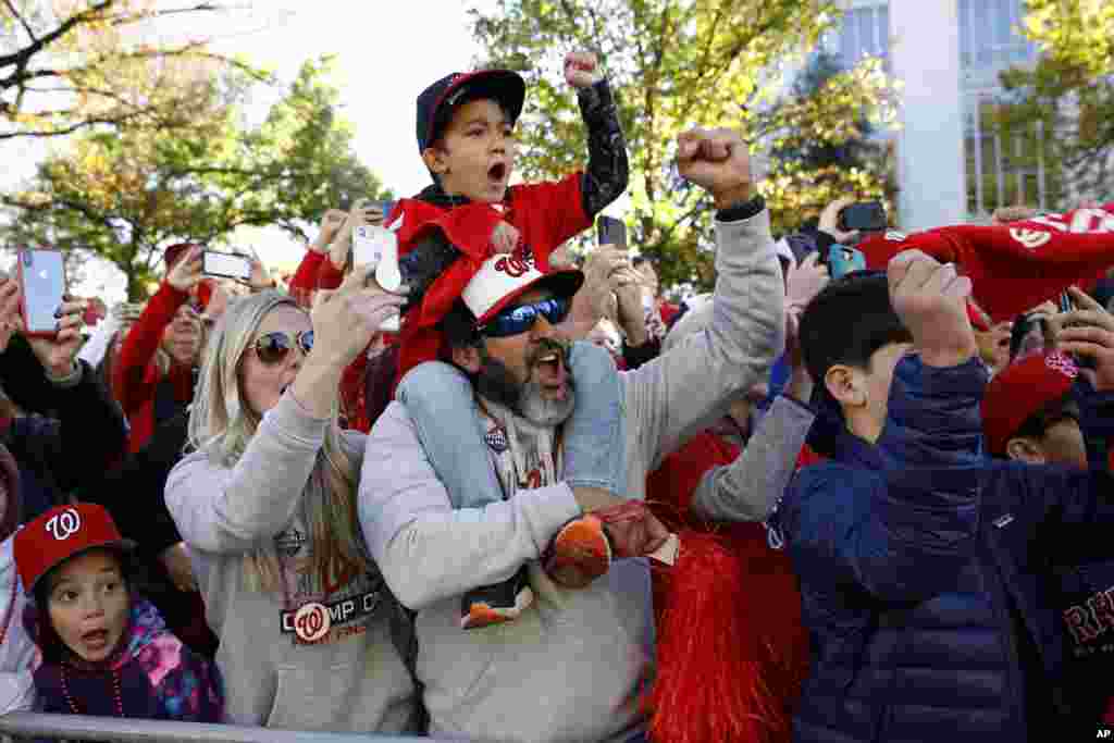 El desfile reunió muchas familias que llegaron a ver de cerca el trofeo y a sus héroes deportivos.