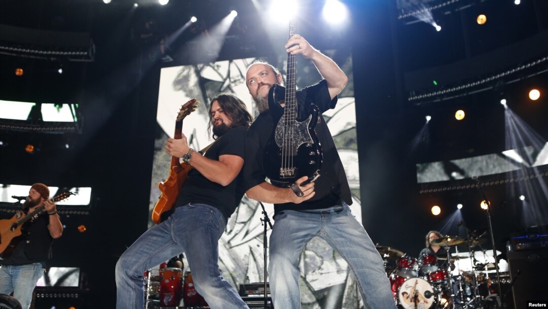 Zac Brown Band actuando en un festival musical en Nashville.