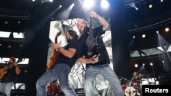 Zac Brown Band actuando en un festival musical en Nashville.